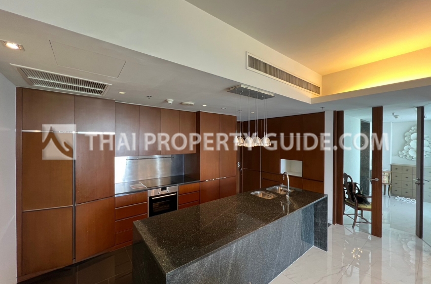 Condominium in Ploenchit : Hansar Rajdamri 